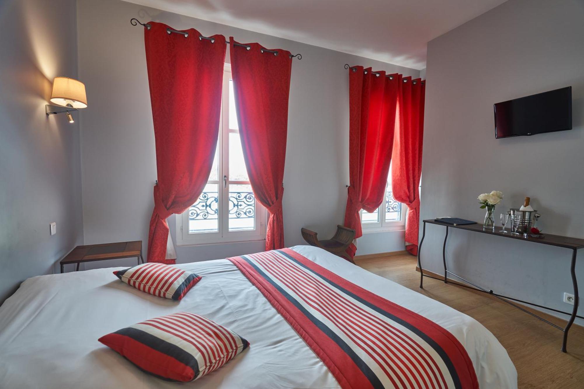 Logis Hotel De La Tour Лібурн Екстер'єр фото