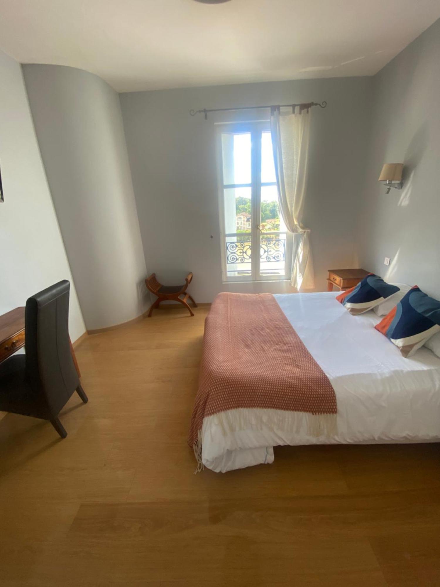 Logis Hotel De La Tour Лібурн Екстер'єр фото