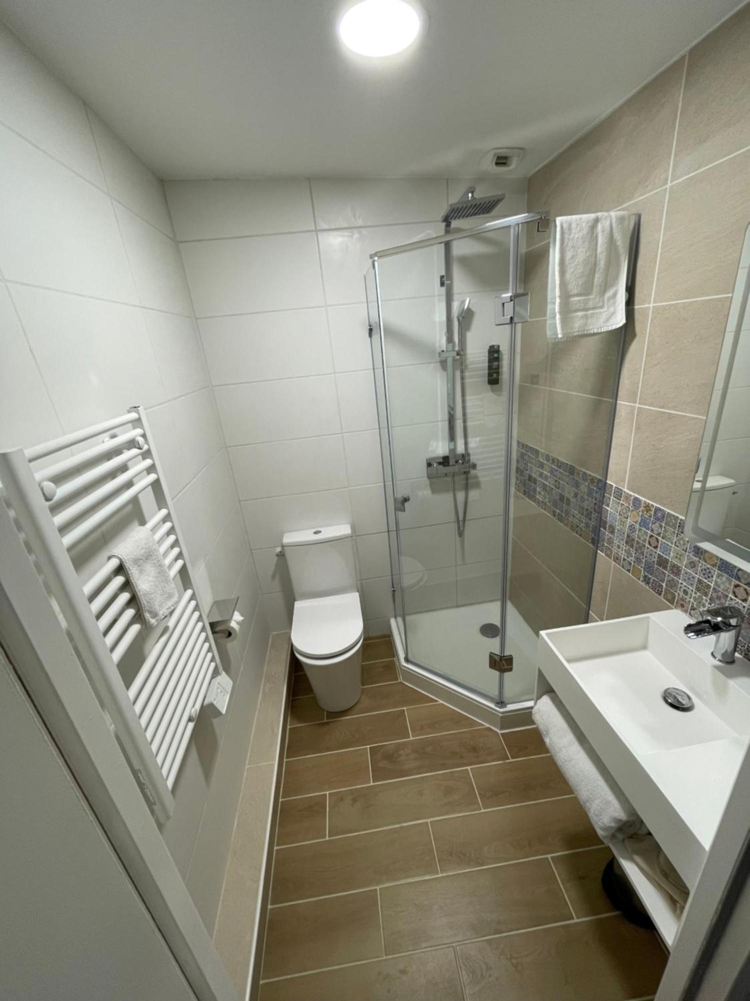 Logis Hotel De La Tour Лібурн Екстер'єр фото